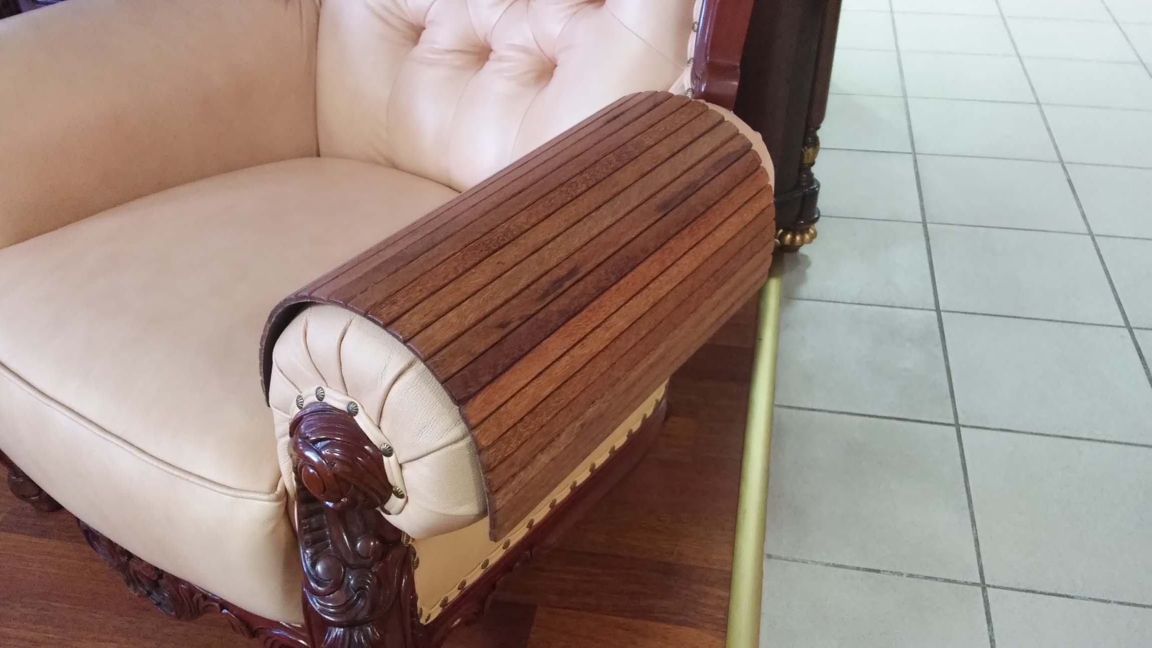 Накидка на подлокотник дивана деревянная